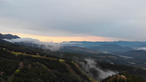 Ruhige-Ruhige-Schöne-Alpine-Bergketten-Und-Täler-In-Den-Felsigen-Bergen,-Colorado,-Usa-Während-Des-Sonnenuntergangs