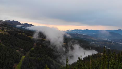 Ruhige-Ruhige-Schöne-Alpine-Bergketten-Und-Täler-In-Den-Felsigen-Bergen,-Colorado,-Usa-Während-Des-Sonnenuntergangs