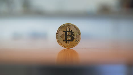 Bitcoin-De-Oro-Real-En-Una-Mesa