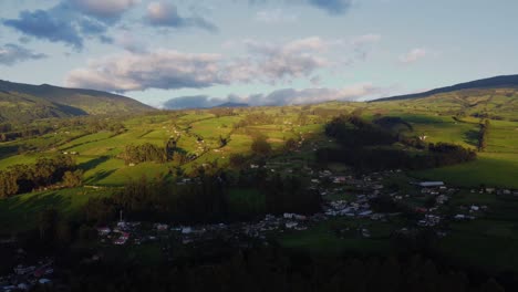 Luftaufnahme-Dorf-In-Machachi-Mit-Grüner-Ländlicher-Landschaft-Im-Hintergrund