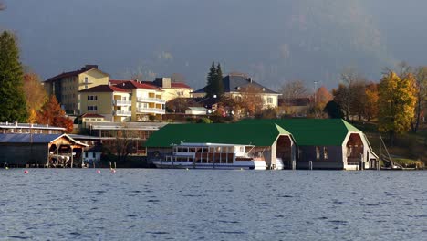 Bootshäuser-Und-Sportbootanlegestelle-Und-Liegeplatz-In-Tegernsee