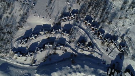 Schneebedeckte-Dächer-Mit-Kreuzförmigen-Hütten-Im-Schneehotel-Kirkenes,-Norwegen