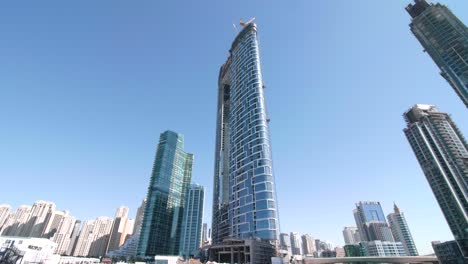 Von-Einem-Boot-Aus-Zu-Den-Wolkenkratzern-In-Dubai-Blicken