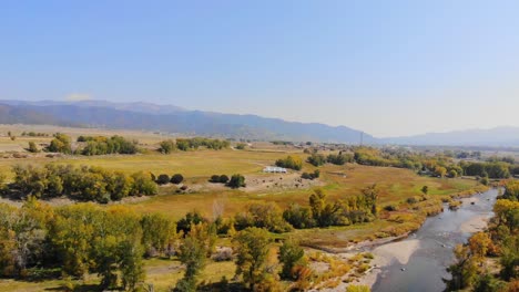 Autumn-Fall-River-Landscape-Field-in-Mountainous-Valley-Near-Rocky-Mountains,-Colorado,-USA