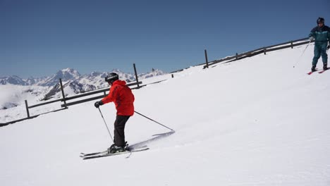 Skifahrer-In-Der-Roten-Jacke,-Die-Im-Winter-Die-Piste-Hinunterfährt