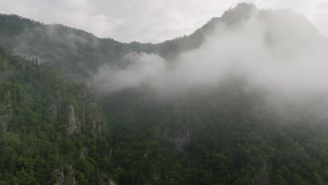 Nubes-Brumosas-Que-Envuelven-Bosques-Y-Montañas-En-La-Reserva-Natural-De-Borjomi,-Georgia