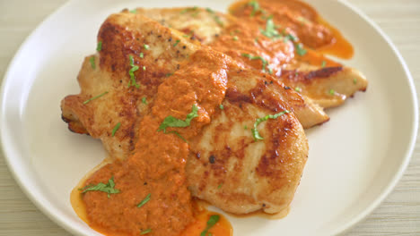 Gegrilltes-Hähnchensteak-Mit-Roter-Currysauce---Muslimischer-Essensstil