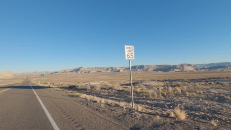 POV-Aufnahme-Eines-Autos-Alles-Im-Bundesstaat-Utah-Bei-Einem-Roadtrip-Durch-Die-Wüste