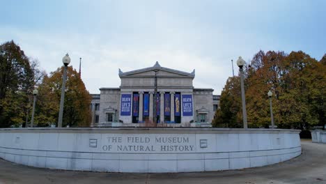 Feldmuseum-Für-Naturgeschichte-In-Chicago-Grünes-Gras-Und-Bewölkter-Himmel-Drohne