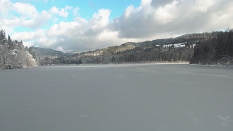 Luftbild-Des-Zugefrorenen-Sees