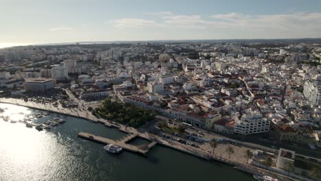 Vista-Panorámica-Aérea,-Edificios-Del-Centro-De-La-Ciudad-De-Portimão-Frente-Al-Río,-Algarve