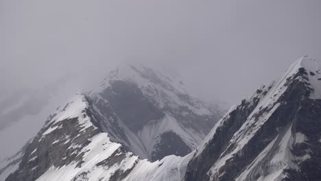 Eine-Schwere-Wolke-über-Dem-Dhaulagiri-berg-Am-Frühen-Morgen-In-Der-Mustang-region-In-Nepal