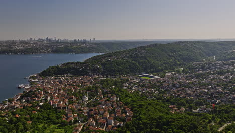 Istanbul-Türkei-Luftfahrt-V87-Drohne-überführung-Merkez-Nachbarschaft-Aufnahme-Des-Stadtbildes-Von-Beykoz-Mit-Blick-Auf-Sarıyer-An-Der-Europäischen-Küste-über-Den-Bosporus---Gedreht-Mit-Mavic-3-Cine---Juli-2022