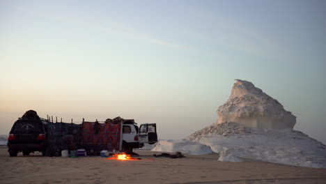 Campingplatz-Mit-Offroad-4x4-Jeep-In-Der-Weißen-Wüste-ägyptens-Während-Einer-Geführten-Tour