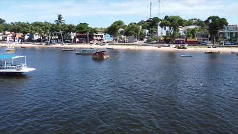 Vorbeiflug-An-Kleinen-Booten-In-Einer-Brasilianischen-Hafenstadt
