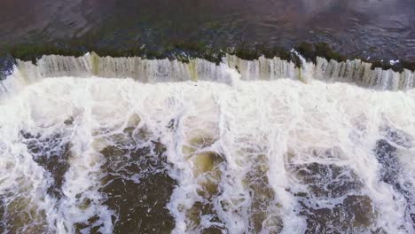 Obenliegender-Schuss-Des-Fließenden-Schnellen-Wasserfalls-Venta,-Kuldiga,-Osteuropa