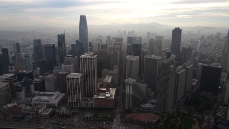 Aerial-view-of-the-San-Francisco-cityscape-with-hazy-sunset-sky---approaching,-drone-shot