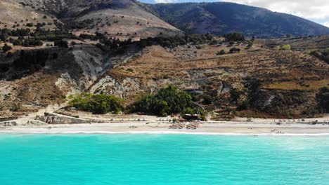Agua-Azul-Prístina-Y-Terreno-Accidentado-De-La-Playa-De-Agia-Kiriaki-En-Kefalonia,-Grecia