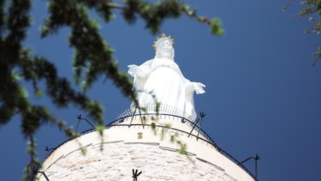 Monumento-De-La-Estatua-De-Lady-Harissa-Del-Líbano-En-Harissa---ángulo-Bajo