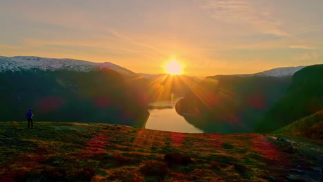 Isolierter-Mann,-Der-Bei-Sonnenuntergang,-Norwegen,-Die-Erstaunliche-Landschaft-Des-Fjords-Betrachtet