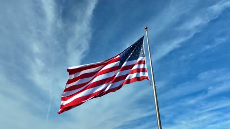 Amerikanische-Flagge-Weht-Im-Wind-Gegen-Den-Blauen-Himmel