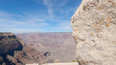 Enthüllen-Sie-Einen-Schwenk-über-Den-Grand-Canyon-Hinter-Einem-Felsbrocken