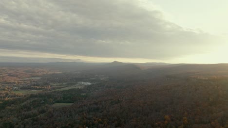 Luftstoß-Des-Höhepunkts-Auf-Dem-Aussichtsberg-In-Chattanooga,-Tennessee,-Während-Des-Sonnenuntergangs