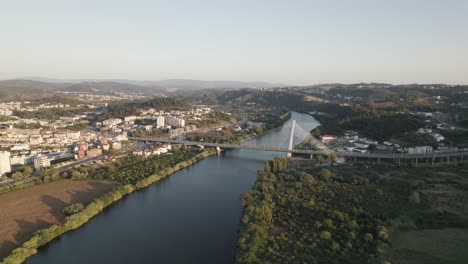 Vista-Aérea-Del-Río-Mondego-Con-El-Puente-Rainha-Santa-Isabel-En-La-Mañana,-Coimbra