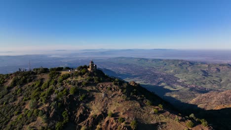Aerial-view-of-Beacon-Tower-on-summit-of-Mount-Diablo-State-Park,-Overlooking-East-Bay-Area