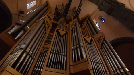 Hermoso-órgano-De-La-Iglesia-De-San-Nicolas-En-La-Roche-En-Ardenne,-Ardenas,-Bélgica,-Europa,-4k,-50fps