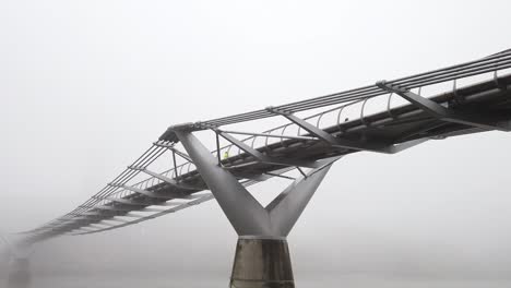 Londons-Millennium-Bridge-An-Einem-Nebligen-Morgen