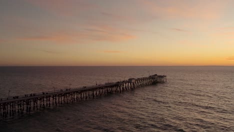 Pier-Am-Pazifischen-Ozean-Mit-Atemberaubendem-Sonnenuntergang-Mit-Kopierraum---Antenne
