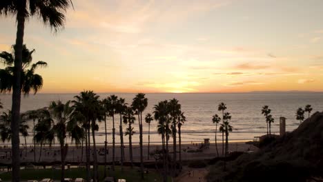 Sonnenuntergang-An-Der-Westküste-Des-Pazifischen-Ozeans-Am-Kalifornischen-Strand---Antenne