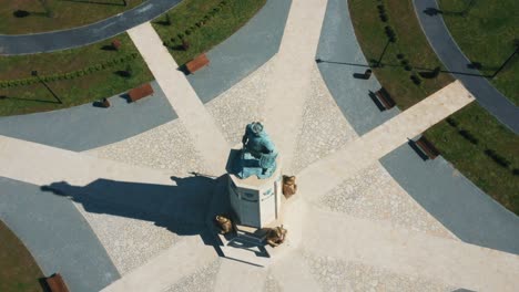 Osteuropa-Historisches-Denkmal-Auf-Dem-Quadratischen-Drohnenvideo