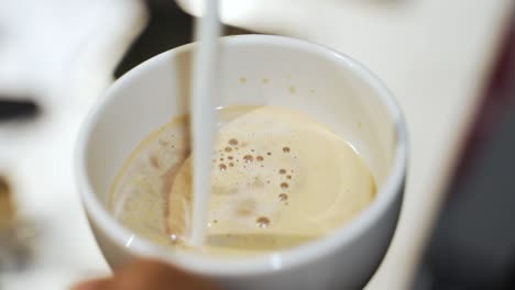 Eingießen-Von-Milch-In-Einen-Double-Shot-Espresso