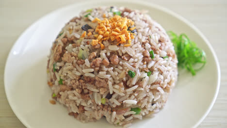Gesalzener-Chinesischer-Gebratener-Reis-Mit-Schwarzen-Oliven-Und-Gehacktem-Schweinefleisch---Asiatische-Küche