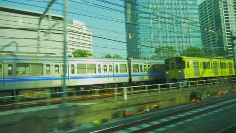 Persiguiendo-Un-Tren-Del-Metro-En-Tokio-Japón,-Cámara-Lenta-De-4k