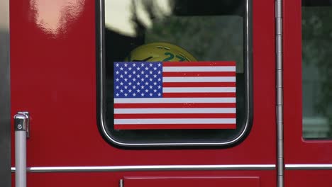 Amerikanische-Flagge-Auf-Der-Seite-Des-Feuerwehrautos
