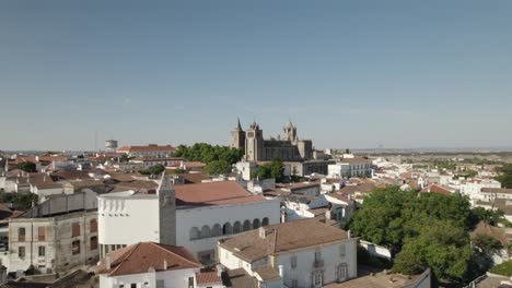 Panorama-Aéreo-Catedral-De-Évora-En-La-Distancia,-Paisaje-Urbano---Alentejo