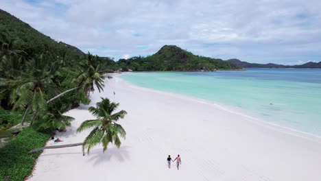 Reisepaar-An-Einem-Einsamen-Strand-Auf-Den-Seychellen