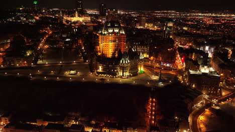 Vista-Panorámica-Sobre-El-Viejo-Quebec-Iluminado-Por-La-Noche-En-La-Ciudad-De-Quebec,-Canadá---Toma-Aérea-De-Drones