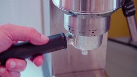 Montage-Siebträger-In-Espressomaschine