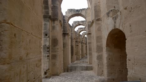 Bogenkorridor-Antiker-Römischer-Ruinen-Im-Amphitheater-El-Jem-In-Tunesien