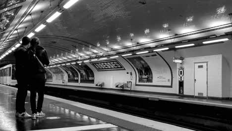 Underground-in-Paris-in-a-black-and-white-video-while-the-metro-arrives-at-the-subway-station