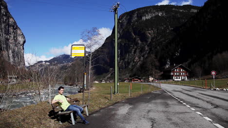 Posando-En-Lauterbrunnen-Alpes-Suiza-Amplia
