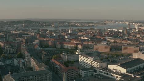 Volando-Cerca-De-La-Ciudad-De-Aalborg,-Dinamarca-Con-Drone