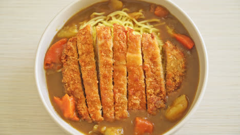 Curry-Ramen-Nudeln-Mit-Gebratenem-Tonkatsu-Schweinekotelett---Japanische-Küche