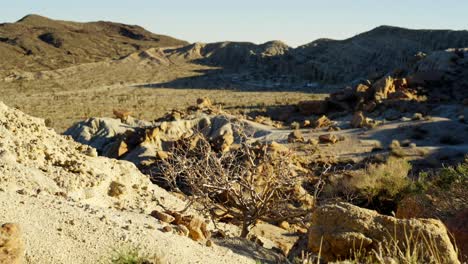 El-Duro-Clima-árido-Y-El-Terreno-Accidentado-En-El-Parque-Estatal-Red-Rock-Canyon-En-El-Desierto-De-Mojave