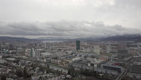 Drohnen-Dolly-Shot-über-Der-Stadt-Zürich,-Schweiz-4k