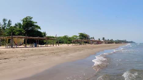 Leere-Palapas-Und-Hängematten-An-Einem-Tropischen-Strand-In-Mexiko,-Blick-Vom-Meer